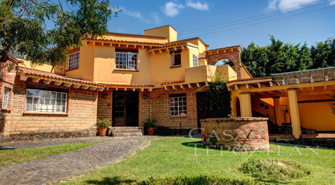 Casa-tradicional-tepoztlan-arquitecto-alexander-von-wuthenau-revista-casas-y-gente-jardines-alberca-paisaje-terrazas-profundidad-interiorismo-8
