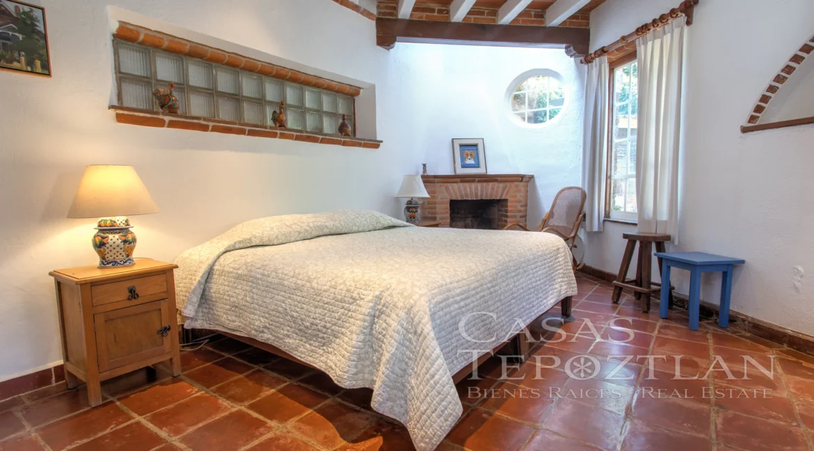 Casa-tradicional-tepoztlan-arquitecto-alexander-von-wuthenau-revista-casas-y-gente-jardines-alberca-paisaje-terrazas-profundidad-interiorismo-9